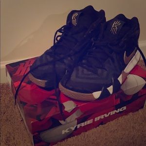 Kyrie 4s basketball shoes